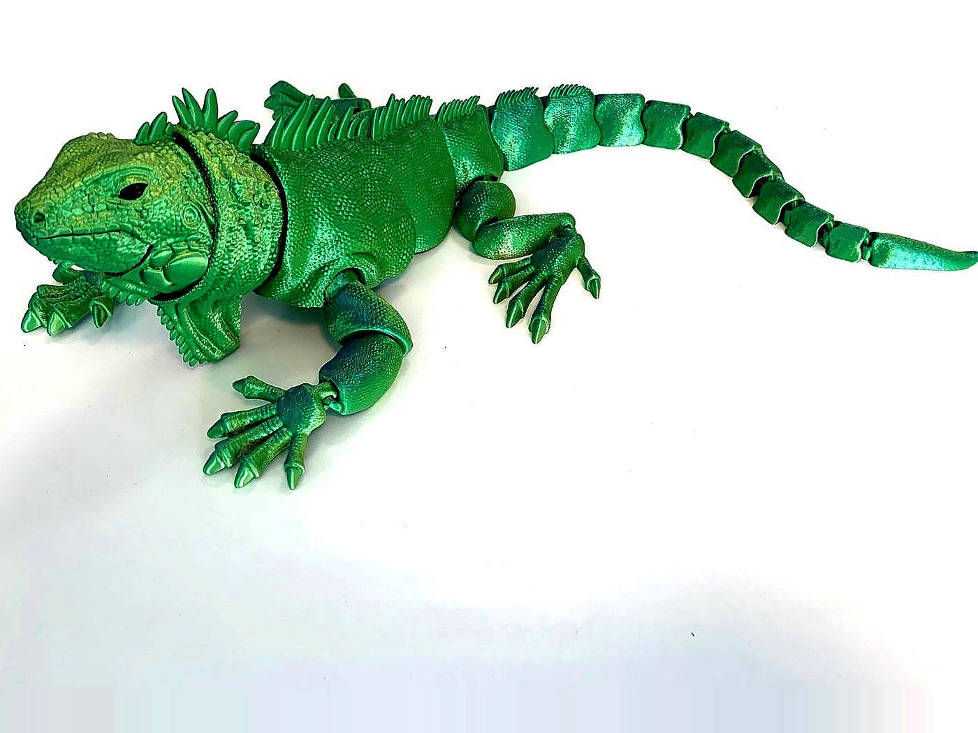 Articulated iguana model printed from tri-colour filament