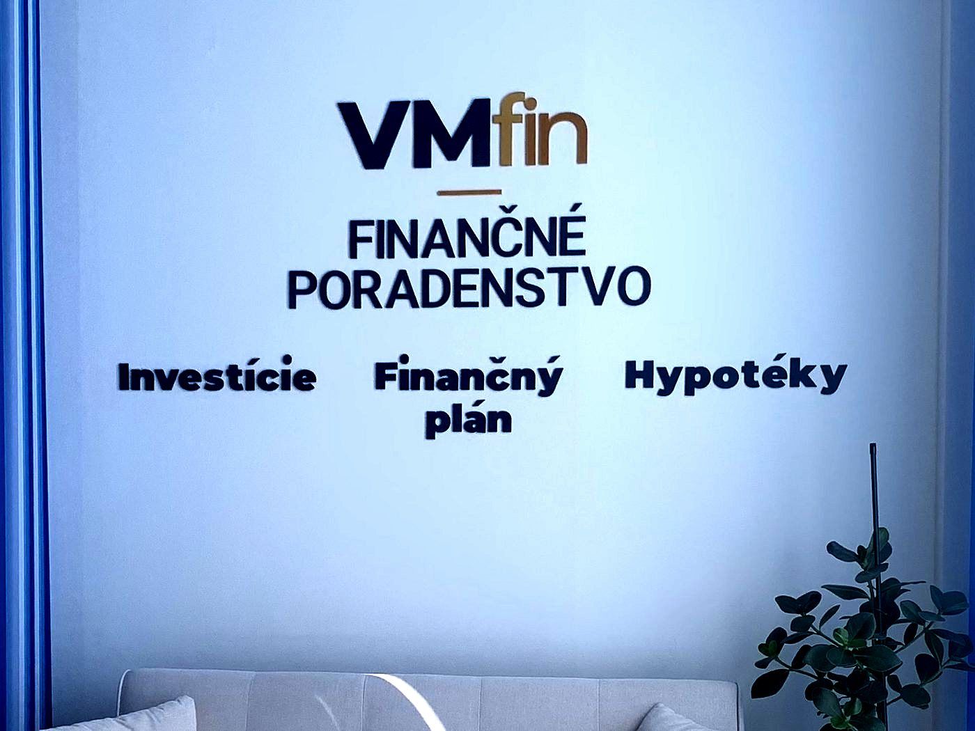 Priestorové logo a nápis na stene kancelárie vytlačené 3D tlačou